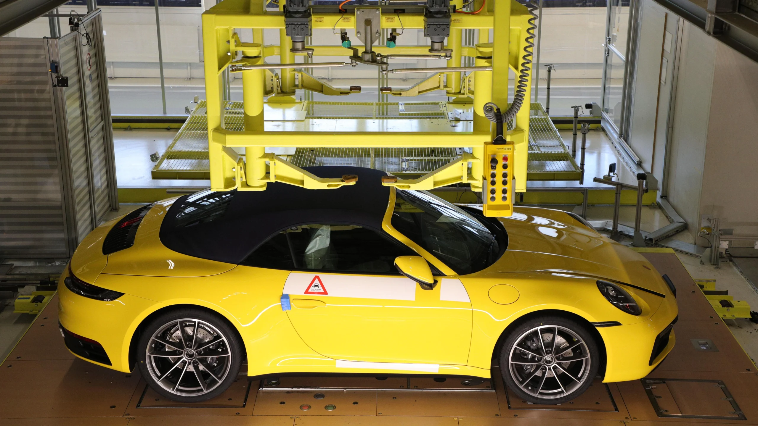 Porsche wprowadza usługę „Track You Dream” – teraz klient podejrzy swoje auto w trakcie produkcji